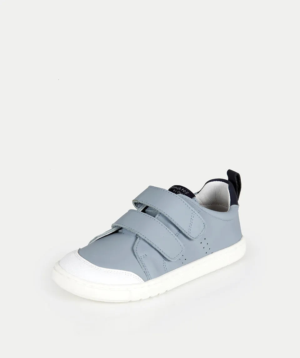 Sapatilha Blanditos Rio by Crio's Azafata (Azul Claro). Calçado respeitador infantil barefoot com biqueira e sola brancas, ajuste por velcro. Vista lateral.