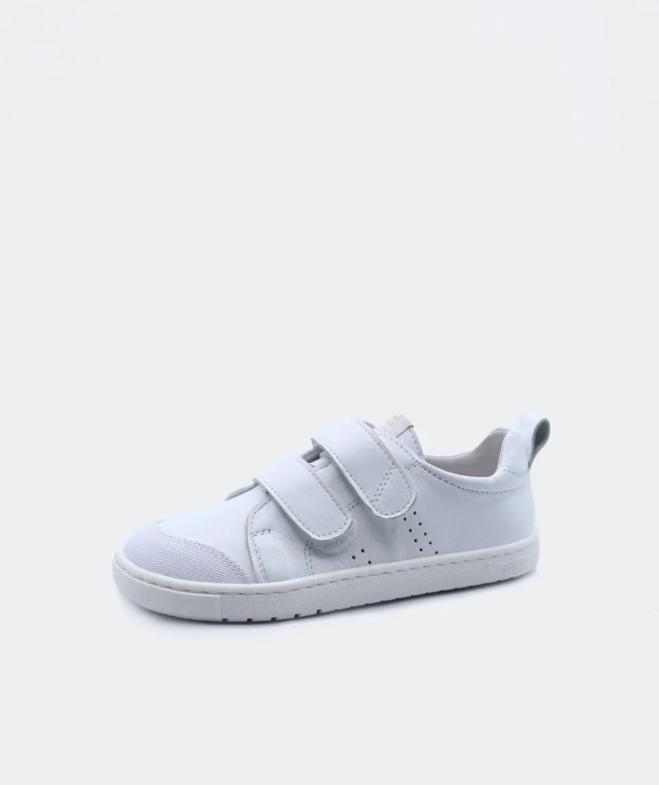 Sapatilha Blanditos Rio by Crio's Colegial Blanco (Branca). Calçado respeitador infantil barefoot com velcro. Vista lateral ligeiramente superior.