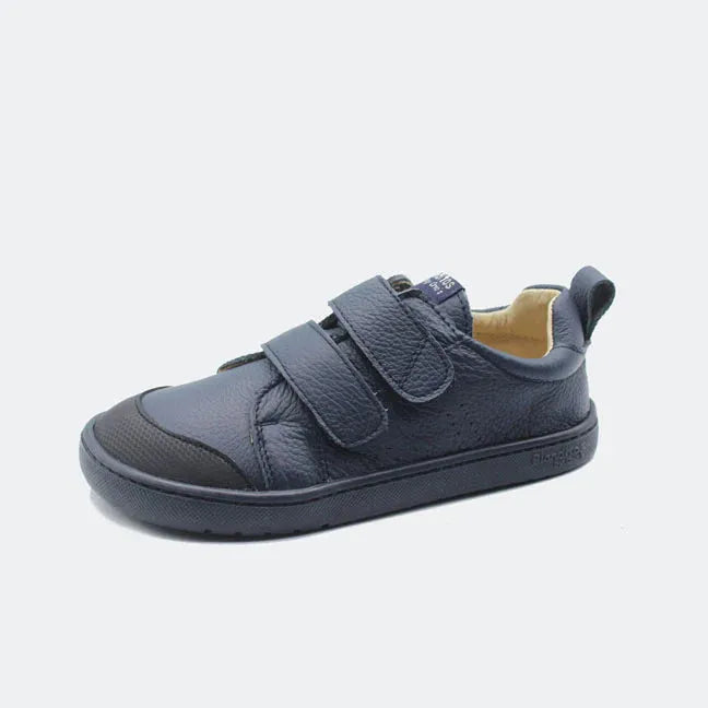 Sapatilha Blanditos Rio by Crio's Colegial Marino (Azul Escuro). Calçado respeitador infantil barefoot com biqueira e sola escuras, fecho de velcro. Vista lateral.