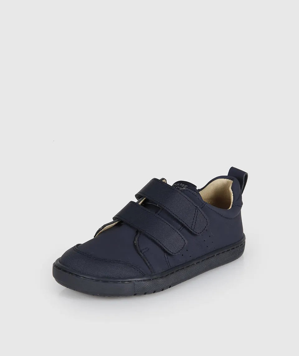 Sapatilha Blanditos Rio by Crio's Marino (Azul Escuro). Calçado respeitador infantil barefoot, têxtil, com biqueira e sola escuras, ajuste por velcro. Vista lateral.