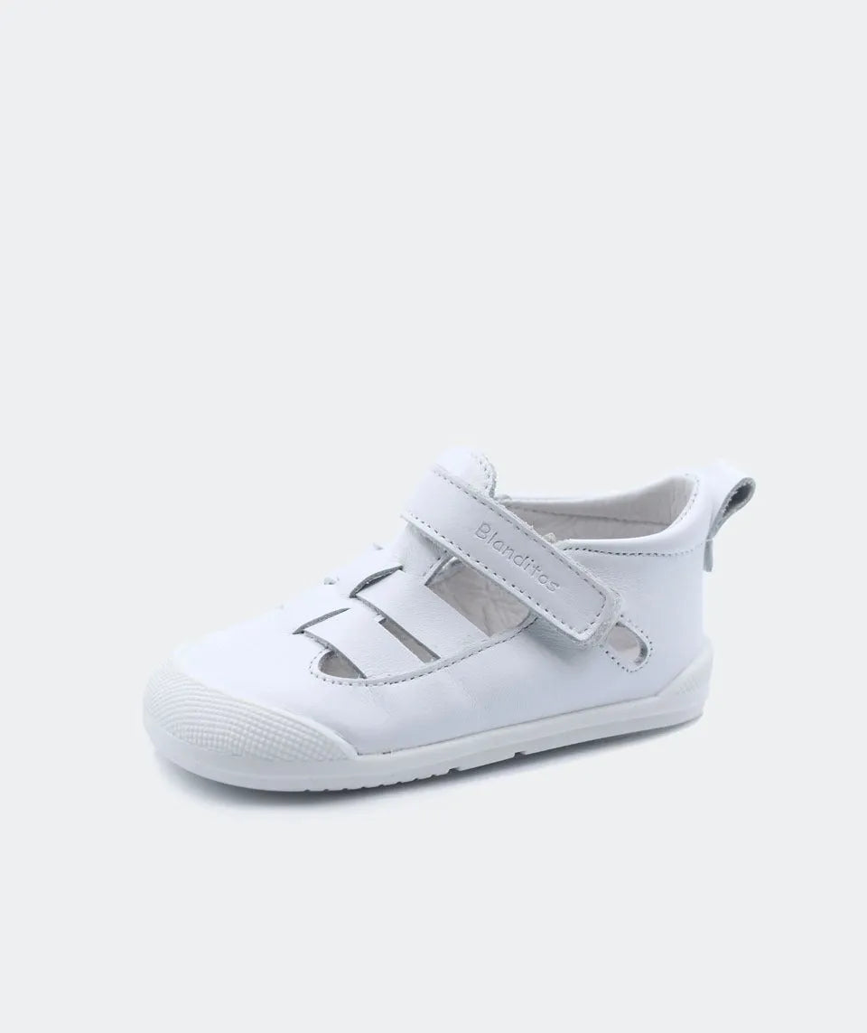 Sandália Blanditos by Crio's em branco – Sandália barefoot branca clássica com fecho em velcro e biqueira reforçada, proporcionando liberdade de movimentos e conforto.
