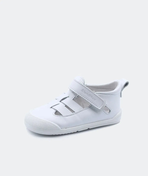 Sandália Blanditos by Crio's em branco – Sandália barefoot branca clássica com fecho em velcro e biqueira reforçada, proporcionando liberdade de movimentos e conforto.
