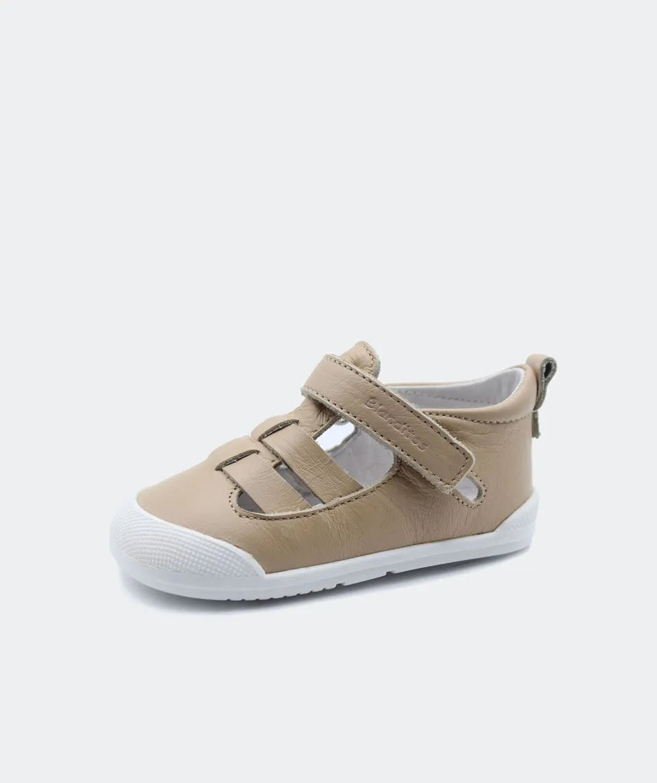 Sandália Blanditos by Crio's em caramelo – Sandália barefoot em tom caramelo com sola branca, design respirável e flexível para o desenvolvimento saudável dos pés.
