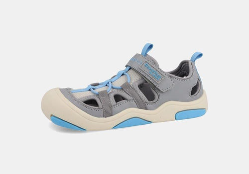 Sandália desportiva barefoot para criança da Blanditos by Crio's, modelo Olimpo Gris, em tons de cinzento, bege e azul, com fecho de velcro e biqueira reforçada.