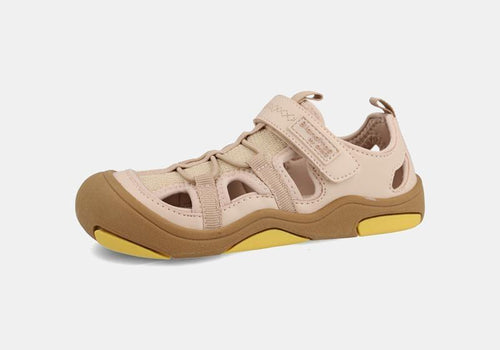 Sandália desportiva trekking vegana Blanditos by Crio's Olimpo em bege claro, com sola castanha e detalhes amarelos, fechada à frente com velcro.