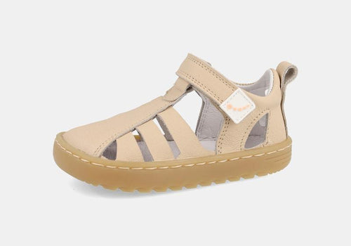 Sandália infantil estilo pescador da Blanditos by Crio's, cor bege claro, com fecho de velcro e sola de borracha flexível.