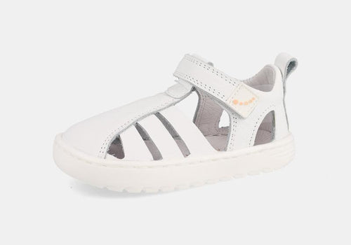 Sandália infantil fechada Blanditos by Crio´s Cuba em pele branca, com fecho de velcro e sola flexível, vista de perfil.