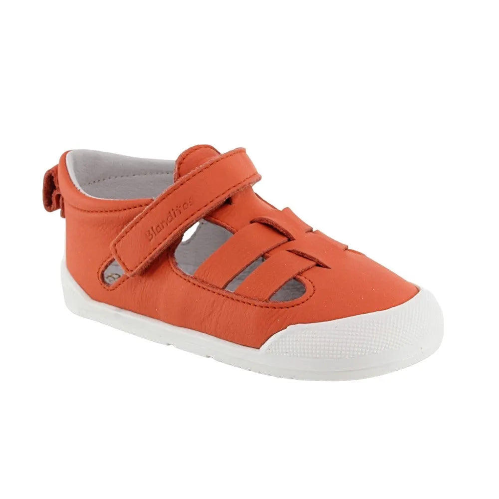 Sandália Blanditos by Crio's em laranja (detalhe) – Vista detalhada de uma sandália barefoot em laranja com fecho em velcro, sola branca e biqueira reforçada para proteção extra.
