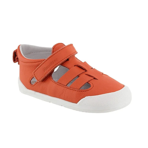 Sandália Blanditos by Crio's em laranja (detalhe) – Vista detalhada de uma sandália barefoot em laranja com fecho em velcro, sola branca e biqueira reforçada para proteção extra.
