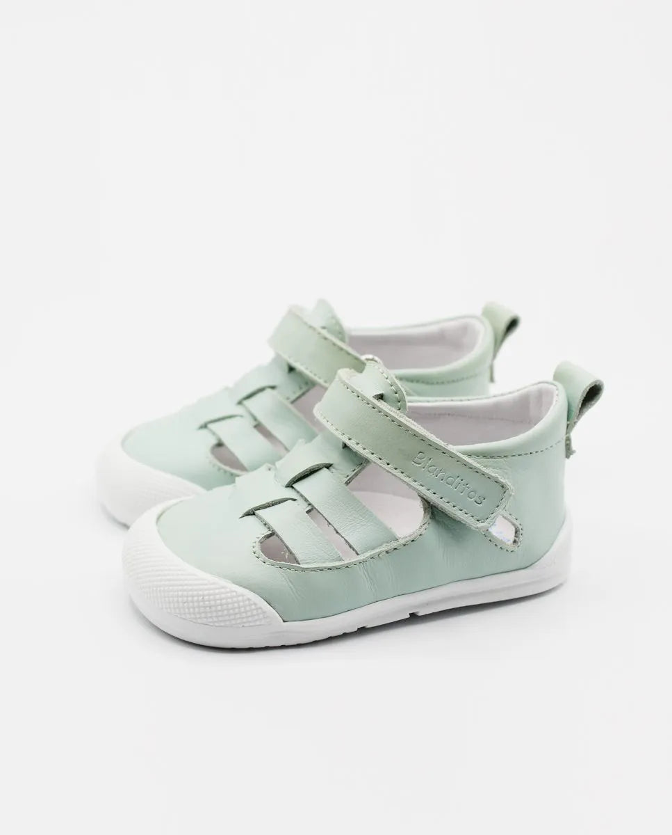 Sandália Blanditos by Crio's em verde – Sandália barefoot verde menta com design ergonómico, biqueira reforçada e fecho em velcro para um ajuste perfeito.
