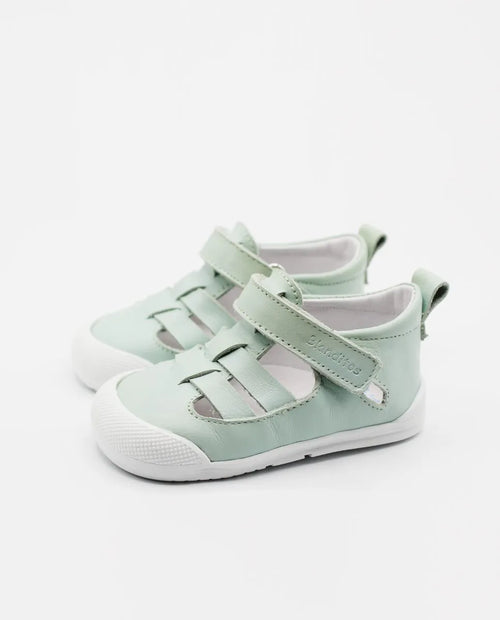 Sandália Blanditos by Crio's em verde – Sandália barefoot verde menta com design ergonómico, biqueira reforçada e fecho em velcro para um ajuste perfeito.
