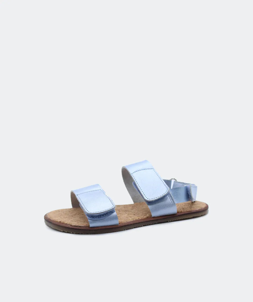 Sandálias Blanditos em azul claro, com duas tiras em couro e sola fina barefoot, perfeitas para dias quentes e liberdade de movimentos.
