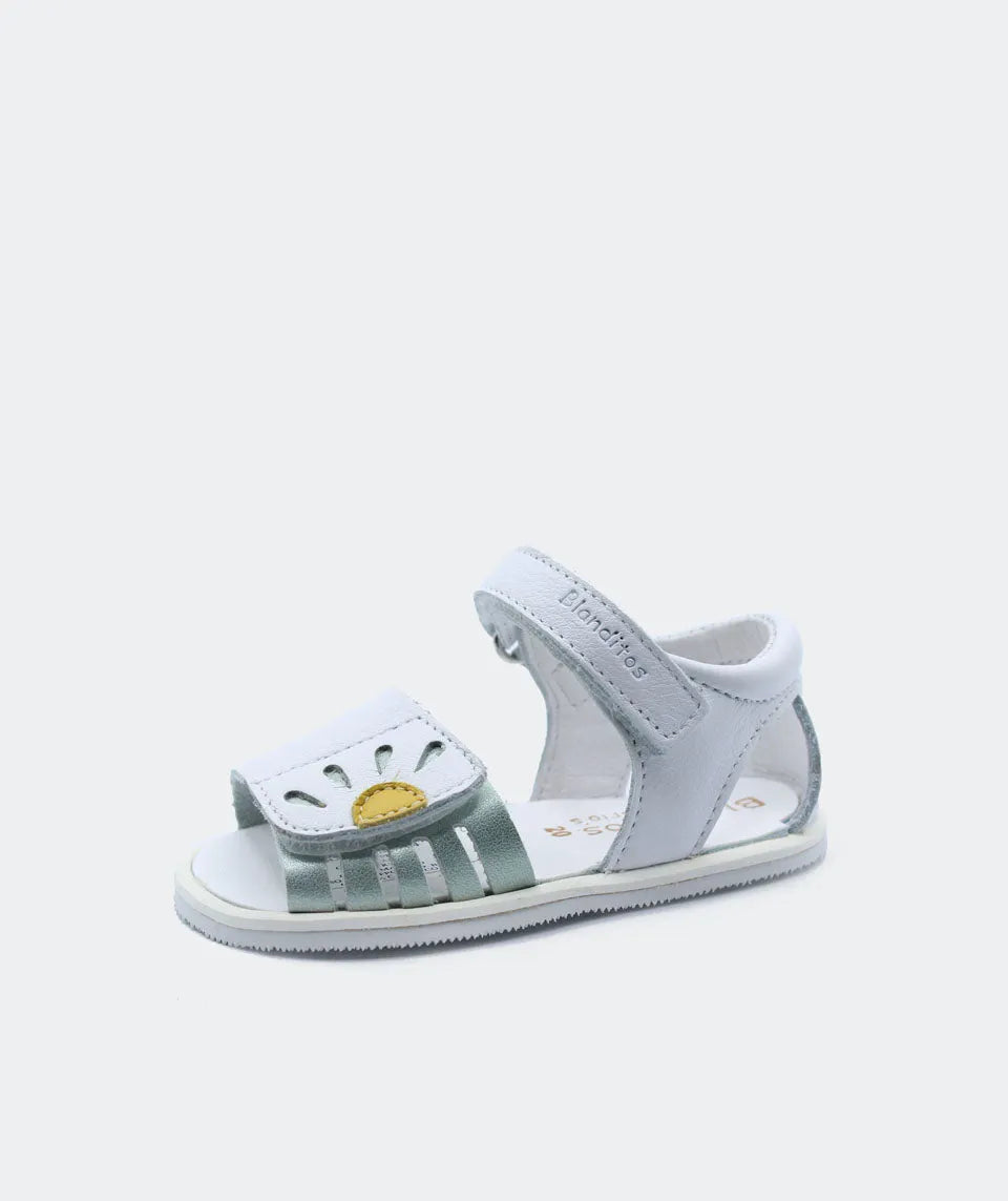 Sandálias Blanditos em branco e cinza, com desenho floral, sola fina e ajuste seguro em velcro, promovendo liberdade de movimentos.