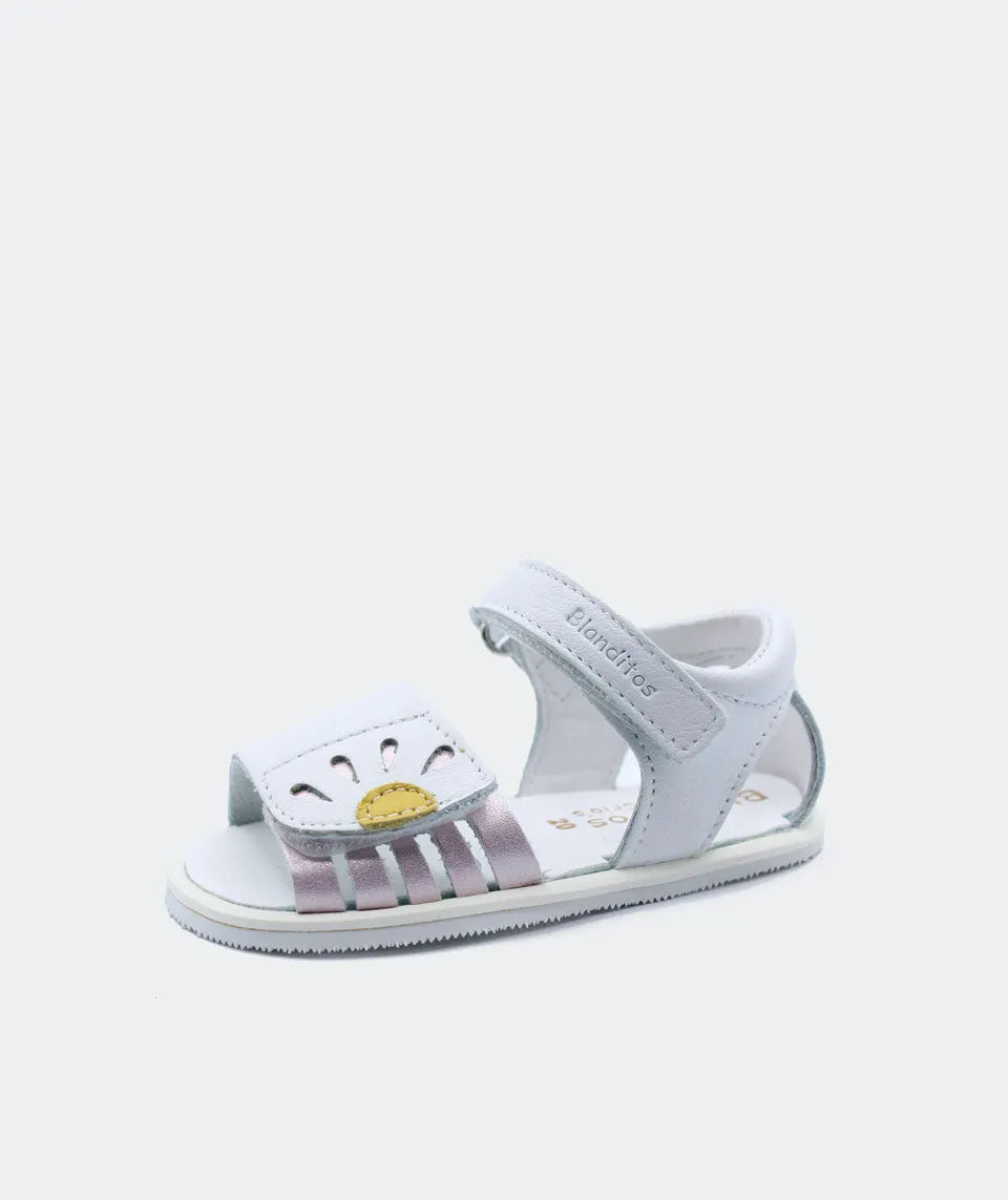 Sandálias Blanditos em branco com detalhes em flor, design barefoot, sola fina e ajuste em velcro, perfeitas para os primeiros passos com conforto.

