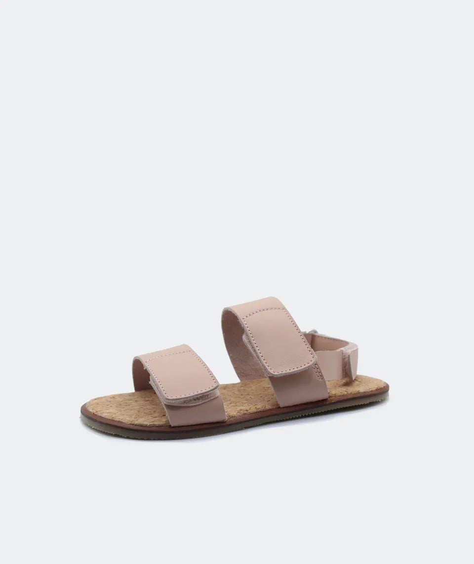 Sandálias Blanditos em bege, com duas tiras ajustáveis em couro, sola fina e design barefoot para conforto e desenvolvimento natural dos pés.