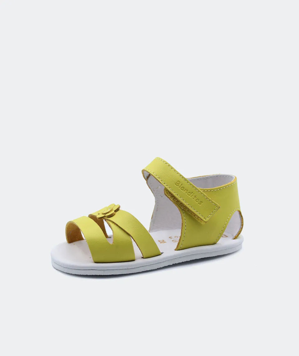  Sandálias Blanditos by Crio's Brisa Amarelo – sandália amarela vibrante em couro natural, com ajuste fácil e sola fina flexível para uma sensação barefoot.