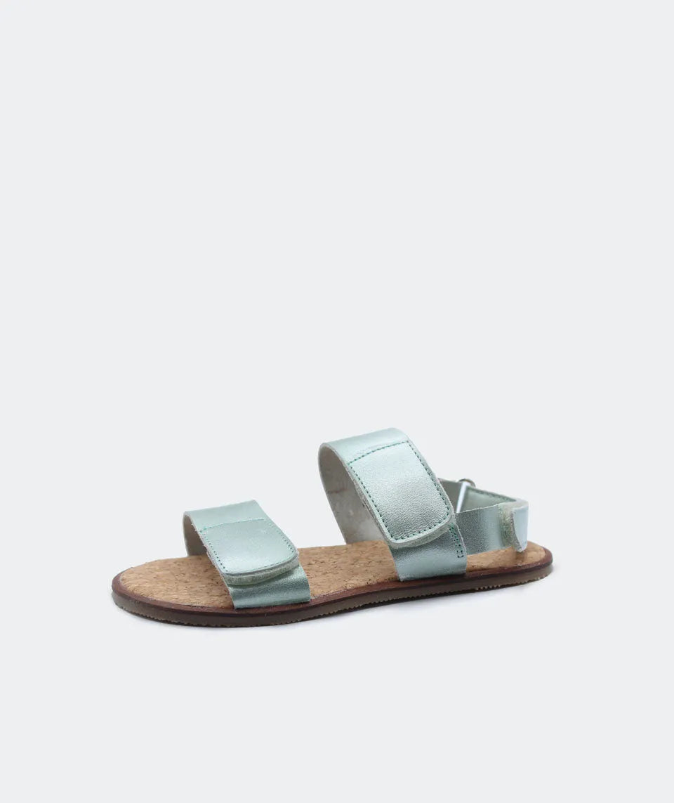 Sandálias Blanditos em verde menta, com design aberto, duas tiras em couro e sola fina barefoot para liberdade de movimentos e conforto.

