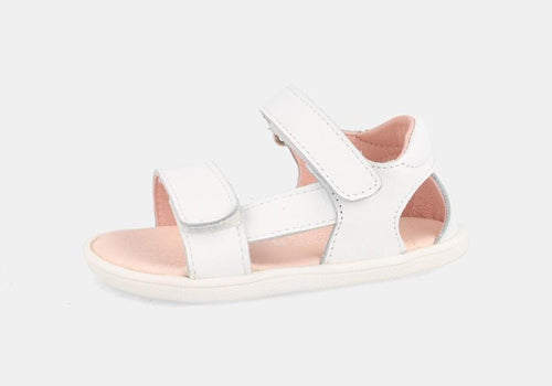 Sandália barefoot infantil Blanditos Siros em pele branca com fecho de velcro e sola flexível.