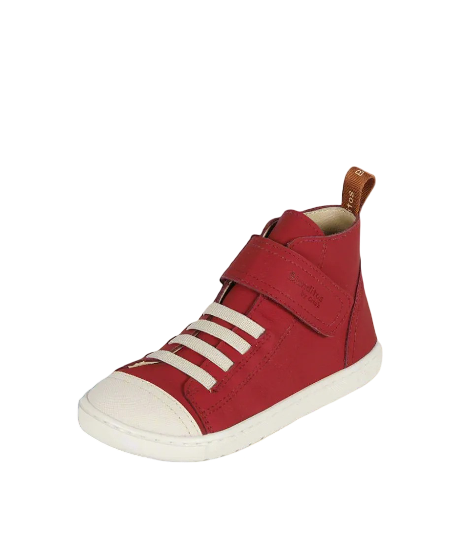 Sapatilha barefoot Blanditos Tokyo Duero (vermelho/tijolo) para criança. Calçado respeitador Crio's, vista lateral mostrando sola flexível e ajuste com velcro. Calçado Barefoot.