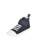 Vista de perfil da sapatilha infantil barefoot Blanditos Tokyo Navy (azul escuro). Calçado respeitador Crio's com atacadores elásticos brancos, biqueira larga e sola flexível. Calçado Barefoot.