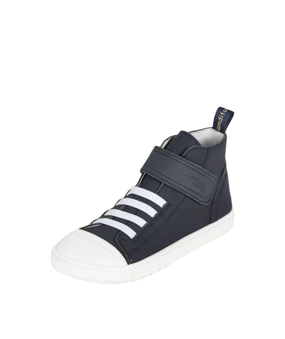Vista de perfil da sapatilha infantil barefoot Blanditos Tokyo Navy (azul escuro). Calçado respeitador Crio's com atacadores elásticos brancos, biqueira larga e sola flexível. Calçado Barefoot.