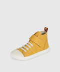 Sapatilha barefoot amarela/ocre Blanditos Tokyo infantil. Calçado respeitador da Crio's com sola fina, biqueira larga e fecho de velcro sobre atacadores elásticos. Calçado Barefoot.