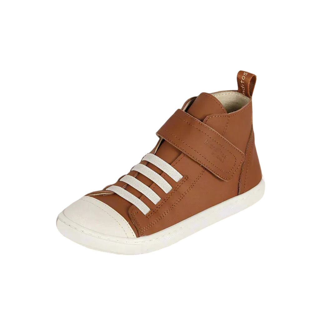 Sapatilha infantil Blanditos Tokyo Ocre (castanho claro/amarelado). Calçado respeitador e barefoot da Crio's com biqueira larga branca e sola flexível. Calçado Barefoot com velcro.