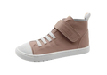 Vista lateral ligeiramente superior da sapatilha barefoot Blanditos Tokyo Rosa Cuero. Calçado respeitador infantil Crio's mostrando sola flexível e biqueira larga. Calçado Barefoot.