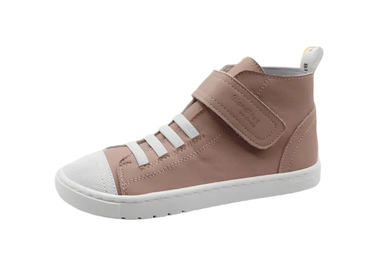 Vista lateral ligeiramente superior da sapatilha barefoot Blanditos Tokyo Rosa Cuero. Calçado respeitador infantil Crio's mostrando sola flexível e biqueira larga. Calçado Barefoot.