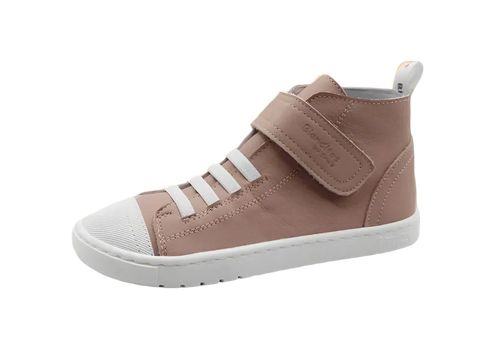 Vista lateral ligeiramente superior da sapatilha barefoot Blanditos Tokyo Rosa Cuero. Calçado respeitador infantil Crio's mostrando sola flexível e biqueira larga. Calçado Barefoot.