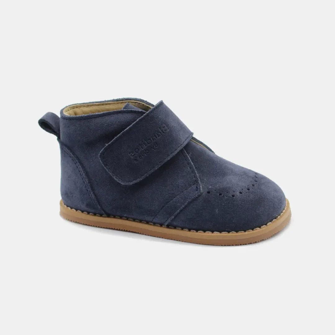 Blanditos Turin Navy – Sapato Blanditos de cerimónia em couro natural azul navy, com fecho em velcro e sola fina de 3,5 mm. Formato largo para um ajuste natural e confortável.





