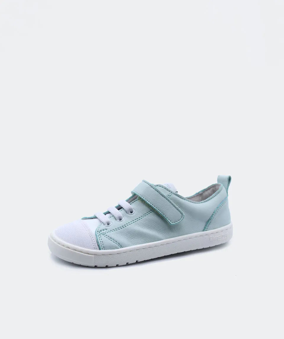 Sapatilha Blanditos Venecia estilo Agua (azul claro) de perfil. Calçado barefoot respeitador infantil com sola branca, velcro e atacadores elásticos. Calçado Barefoot.