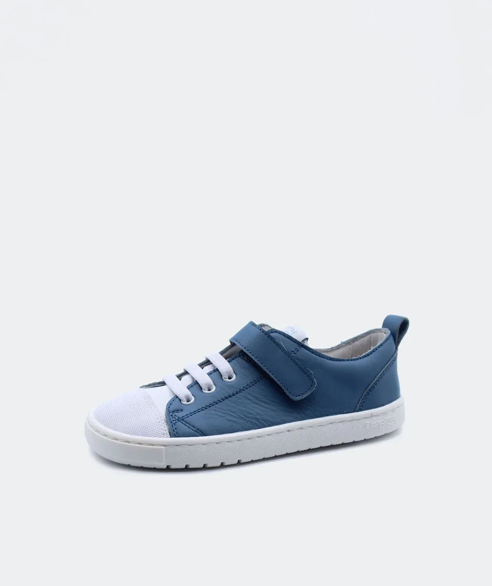 Sapatilha Blanditos Venecia estilo Azul (azul escuro) de perfil. Calçado respeitador barefoot infantil, com biqueira e sola brancas, velcro. Calçado Barefoot.