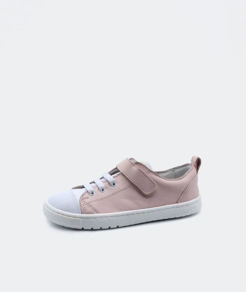 Sapatilha Blanditos Venecia estilo Baby (rosa claro) de perfil. Calçado infantil barefoot respeitador, com velcro, sola branca e biqueira larga. Calçado Barefoot.