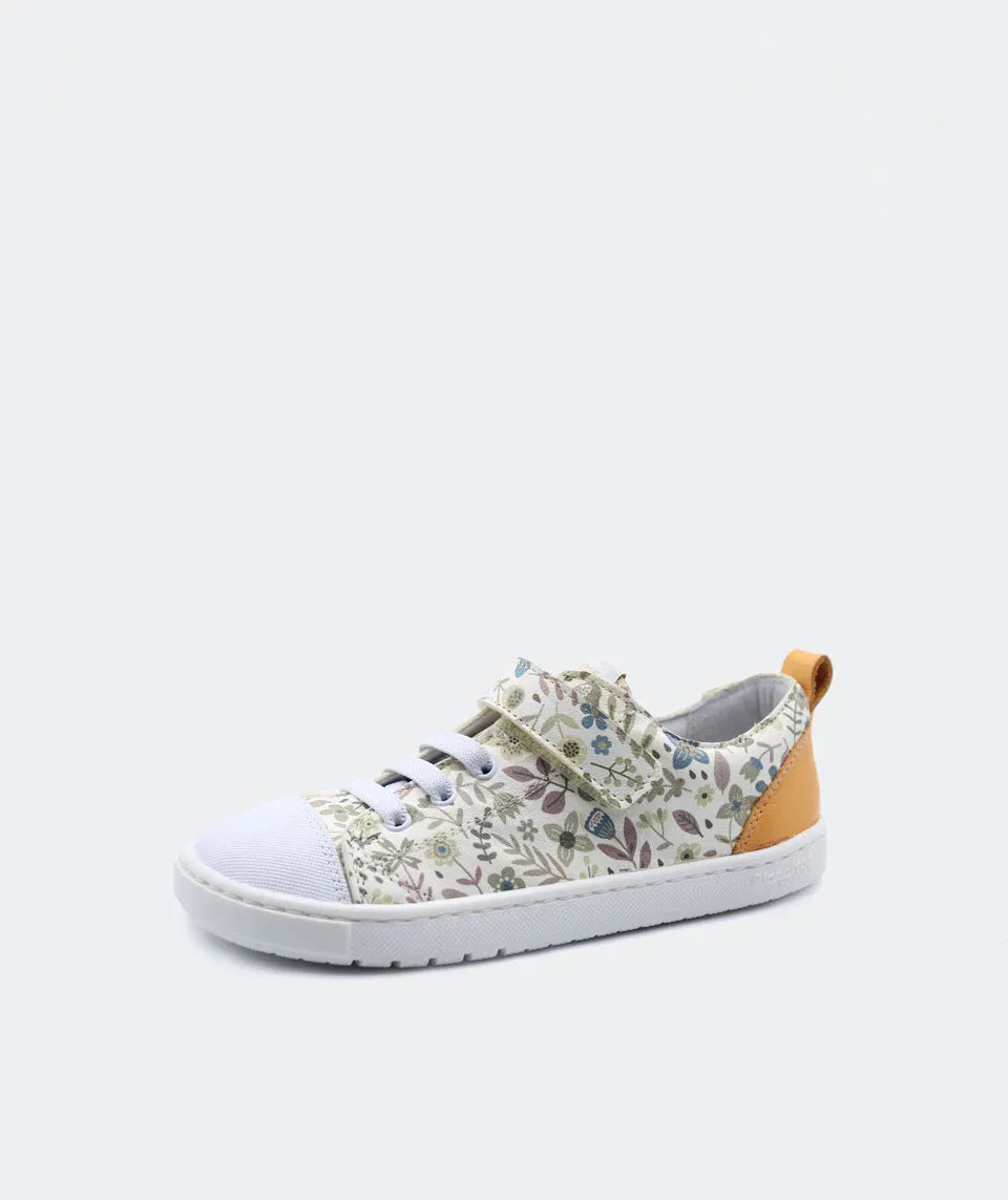 Sapatilha Blanditos Venecia estilo Flor (padrão floral suave) de perfil. Calçado respeitador barefoot infantil com velcro, sola branca e detalhe camel. Calçado Barefoot.