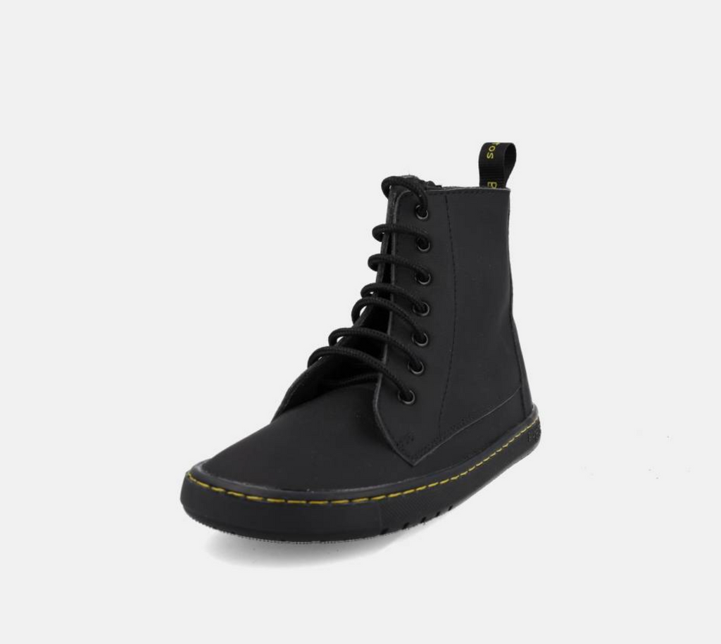 Blanditos by Crio's Sapatilhas/Bota Chicago Negro, vista frontal-esquerda, mostrando atacadores e sola amarela.