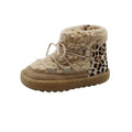 Bota infantil Blanditos by Crio's Nieve Arena, calçado respeitador, em bege com forro de pelo e detalhe leopardo, vista lateral.