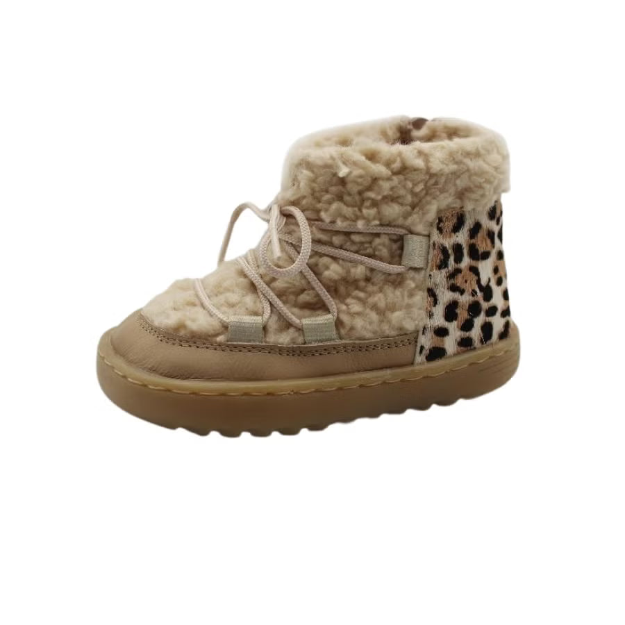 Bota infantil Blanditos by Crio's Nieve Arena, calçado respeitador, em bege com forro de pelo e detalhe leopardo, vista lateral.