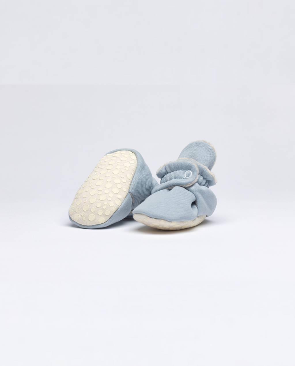 Pantufas azul-claro, combinando um tom suave com uma sola flexível para liberdade de movimento.
