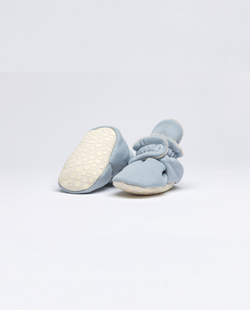 Pantufas azul-claro, combinando um tom suave com uma sola flexível para liberdade de movimento.
