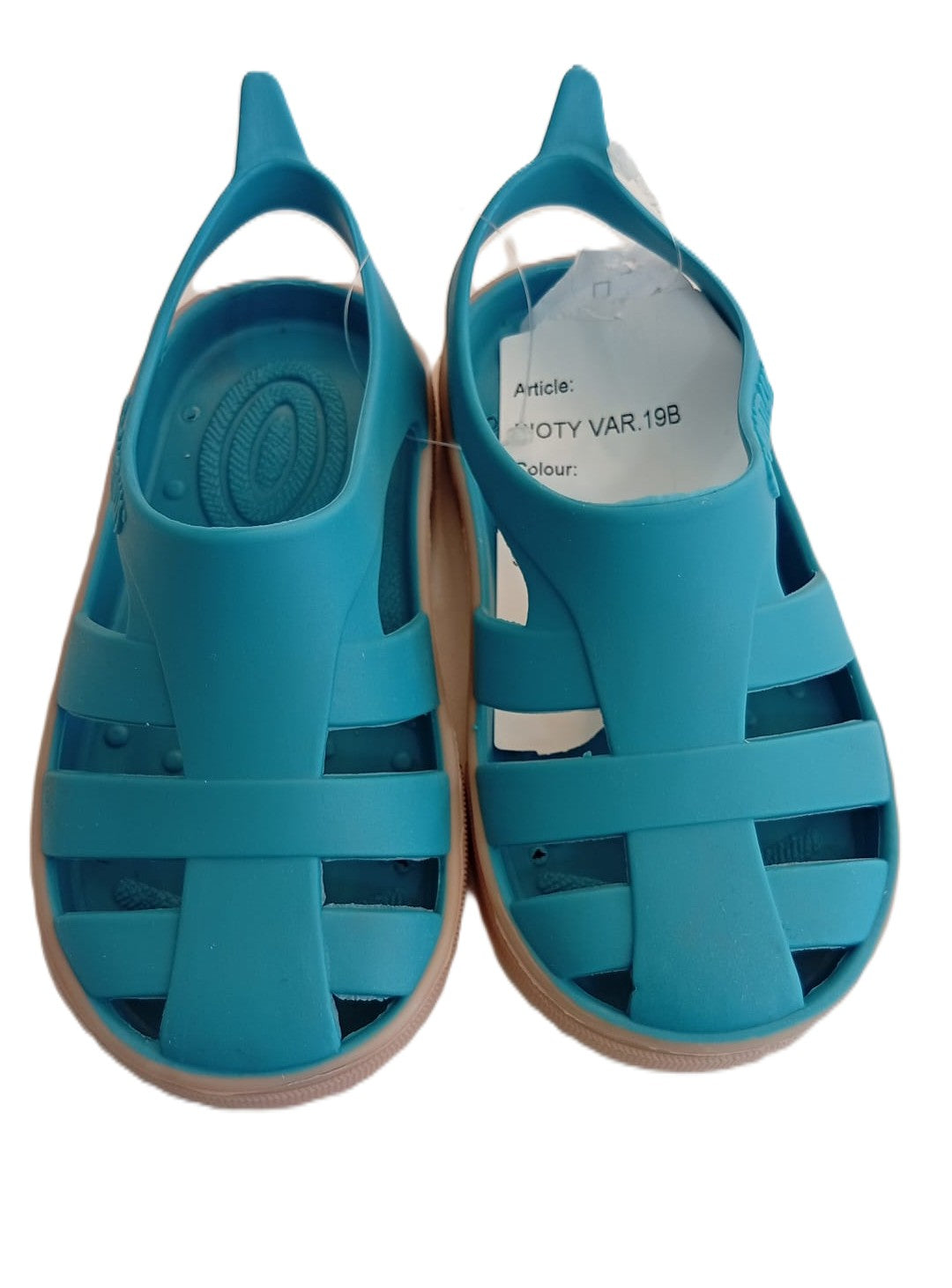 Par de sandálias infantis Boatilus Bioty em azul caraíbe com sola bege, vista superior, com etiqueta de artigo visível.