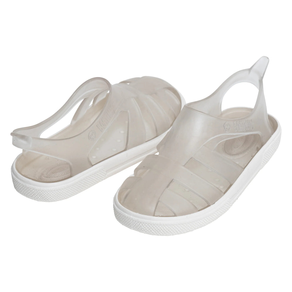 Detalhe das sandálias Boatilus Bioty transparentes, mostrando o design aberto, leve e a sola flexível branca, com o logótipo Boatilus visível.