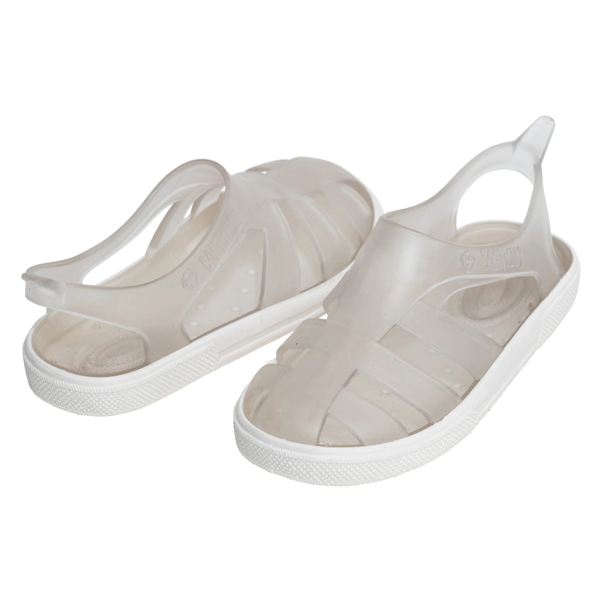 Detalhe das sandálias Boatilus Bioty transparentes, mostrando o design aberto, leve e a sola flexível branca, com o logótipo Boatilus visível.