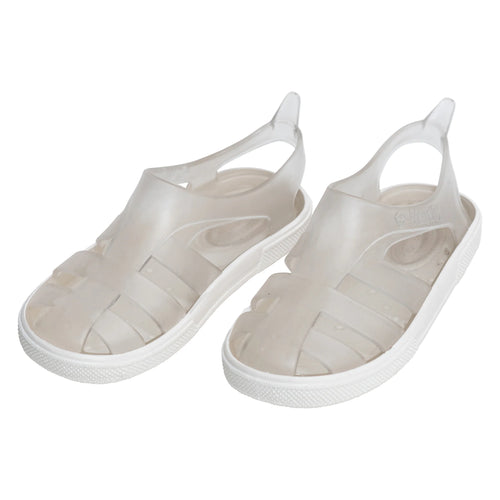 Par de sandálias infantis Boatilus Bioty transparentes, estilo minimalista, com sola branca, ideais para praia e piscina.