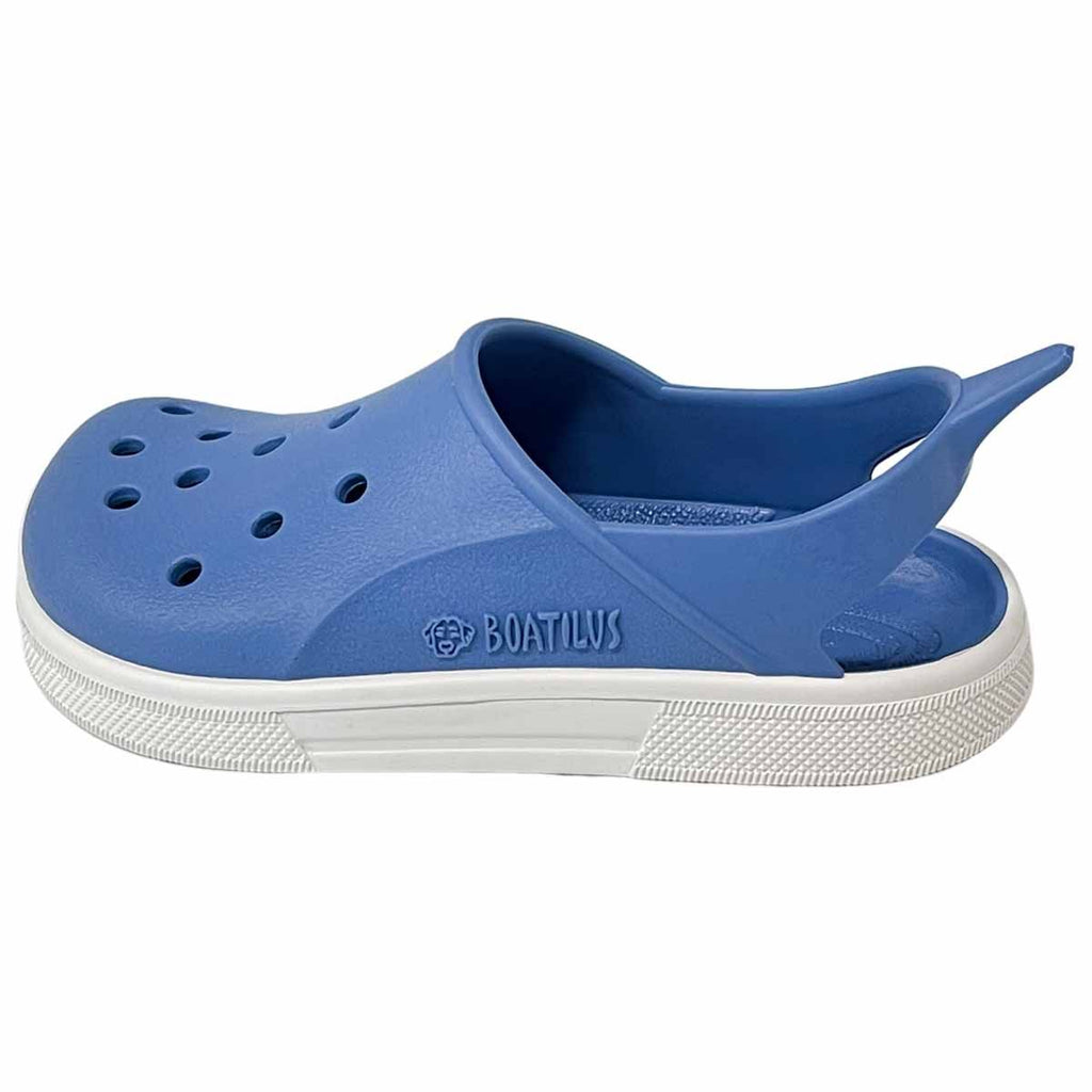 Sandália minimalista Boatilus Cloggy Jeans e Branco, vista lateral mostrando a sola branca e o topo azul com furos.