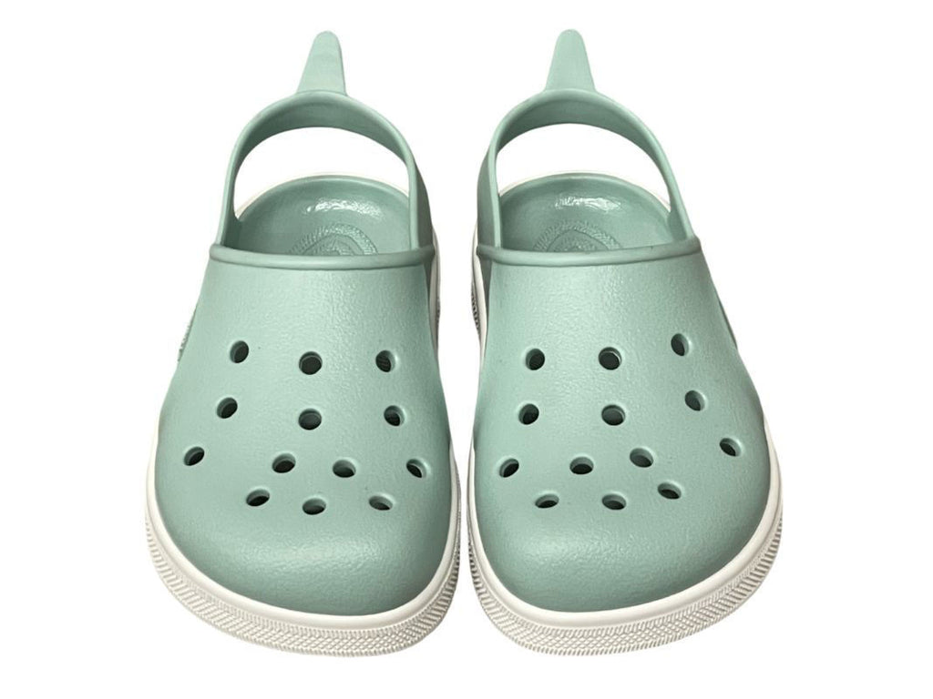 Vista frontal das sandálias minimalistas Boatilus Cloggy Verde Pastel e Branco para praia e piscina.