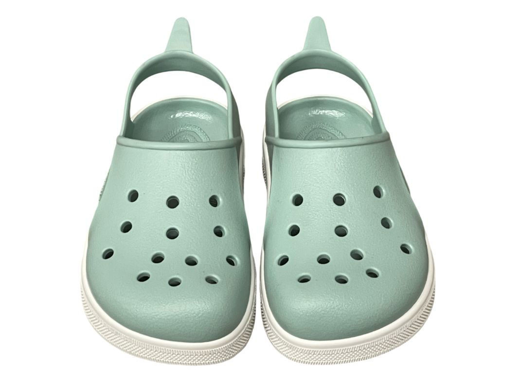 Vista frontal das sandálias minimalistas Boatilus Cloggy Verde Pastel e Branco para praia e piscina.