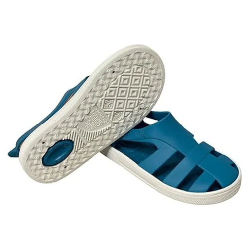 Par de sandálias Boatilus Bioty Caraibe e Branco, mostrando a sola flexível e o design barefoot.
