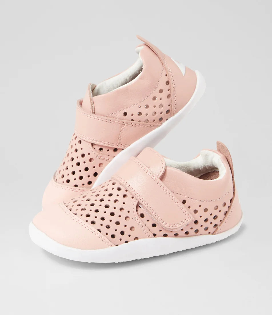 Sapatilhas Bobux XP GO PUNCH cor Seashell em angulo