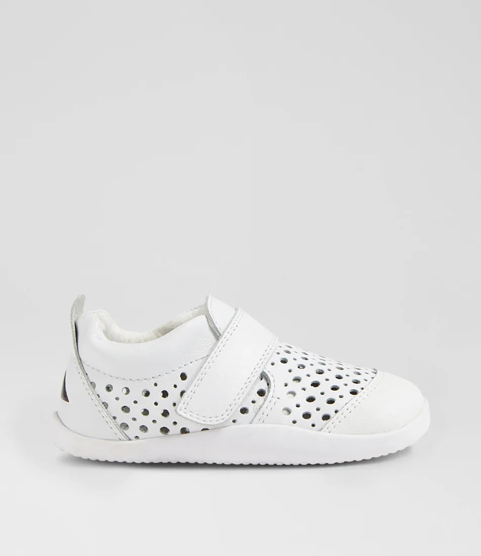 Sapatilha Bobux XP GO PUNCH branca vista de lado.